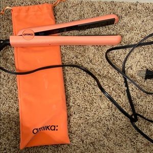 Amika hair straightener
